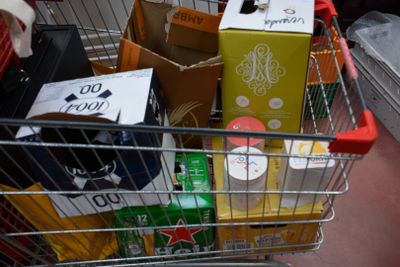 un caddie rempli de cartons de nourriture et de boissons