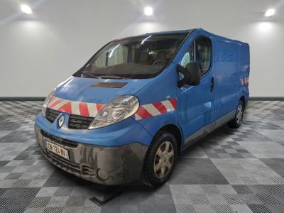 la photo d'une camionnette bleue garée dans un garage