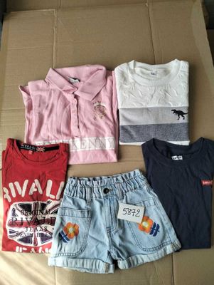 une boîte en carton sur laquelle sont disposés divers vêtements