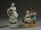 trois figurines en porcelaine représentant des femmes et un homme assis sur un banc