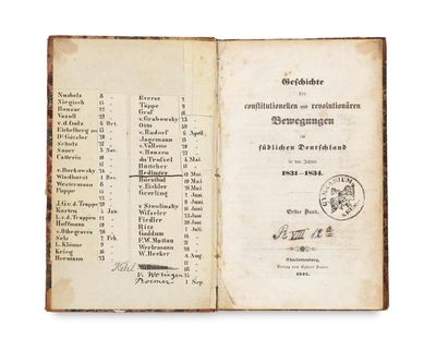 un vieux livre ouvert sur lequel figure une liste de noms