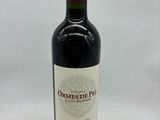 une bouteille de vin posée sur une table