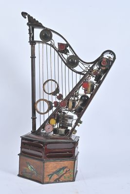 un instrument de musique posé sur une boîte