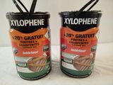 Deux bidons de xylophène sont posés sur une table