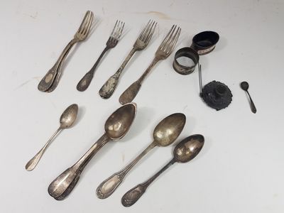 beaucoup de cuillères et de fourchettes en argent sur la table