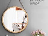 un miroir de salle de bains accroché au mur à côté d'un lavabo