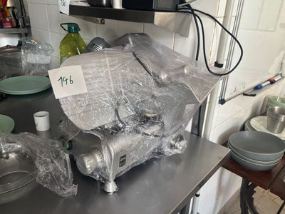 une photo d'une cuisine avec tout un tas d'objets posés sur le plan de travail