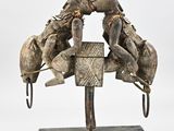sculpture représentant un groupe d'éléphants, posée sur un socle en bois muni de crochets