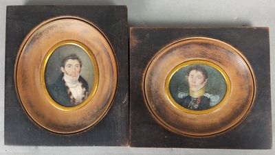 deux portraits encadrés d'un homme et d'une femme en tenue de soirée