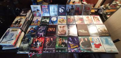 beaucoup de DVD posés sur une table dans une pièce