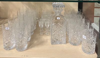 des bouteilles et des verres exposés dans une vitrine de magasin