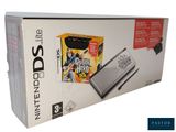 La Nintendo DS Lite se trouve dans la boîte, dont le couvercle est ouvert.