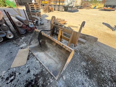 un bulldozer qui est garé au milieu de la route