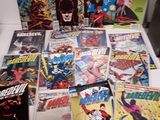 beaucoup de bandes dessinées posées sur une table blanche