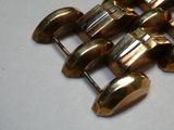 un gros plan sur un lot de boutons dorés