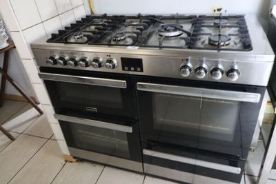 une cuisinière en acier inoxydable équipée de deux fours dans une cuisine