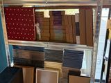 de nombreux cartons et boîtes sur une étagère dans une pièce