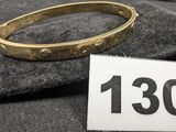 un gros plan sur un bracelet en or avec une étiquette de prix