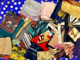 un tas de vêtements de toutes sortes sur un fond à pois