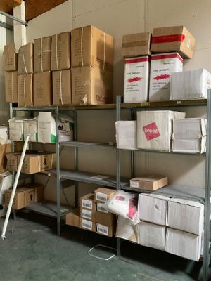 de nombreux cartons et boîtes sur les étagères de l'entrepôt