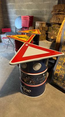 une pancarte rouge et blanche posée sur un tonneau