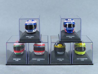 six casques différents exposés dans une vitrine