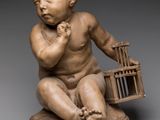 une image représentant une statue d'un bébé tenant une cage à oiseaux