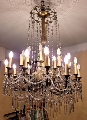 un grand lustre auquel sont suspendues de nombreuses ampoules