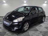 la petite voiture noire est garée sur un carrelage à carreaux