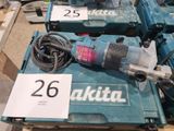 deux outils électriques posés sur une table, avec une étiquette de prix dessus