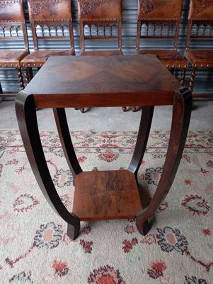 une petite table surmontée d'une étagère