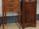 une paire de tables de chevet anciennes en bois, avec des tiroirs et une lampe