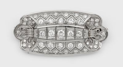 une broche Art déco en diamants et plaquée platine