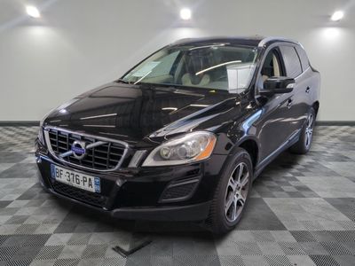 Le SUV Volvo noir est garé dans une salle propre