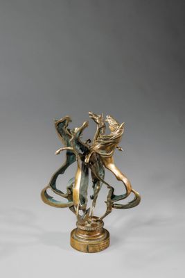 statue en bronze d'une femme tenant un oiseau sur un piédestal