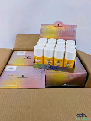 une boîte en carton remplie d'un grand nombre de flacons de lotion