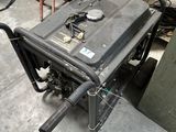 un petit moteur posé sur un chariot dans un garage