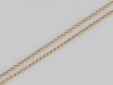 un collier plaqué or avec un pendentif en forme de cœur au bout d'une chaîne