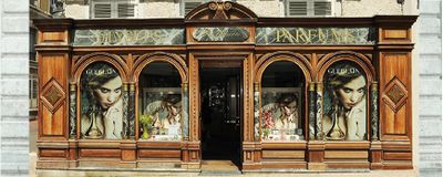 une devanture de magasin sur laquelle est accrochée une horloge