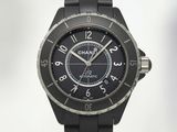 gros plan d'une montre-bracelet sur fond blanc
