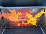 un gros plan d'un barbecue sur lequel est peint un dragon