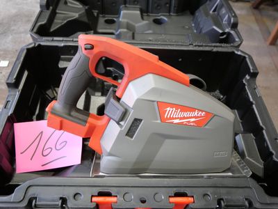 un outil dans un étui sur lequel est collé un autocollant