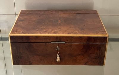 une boîte en bois à laquelle est accrochée une clé sur le côté