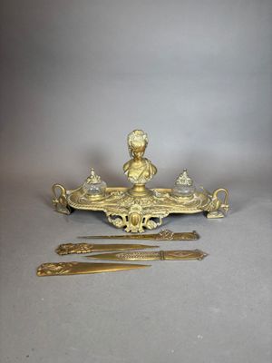 un plateau en or sur lequel sont posés une figurine et un couteau