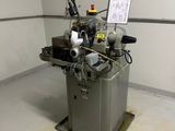 une machine posée à même le sol dans une pièce