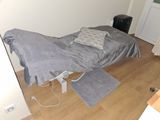 une photo d'une chambre avec un lit et une télévision
