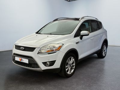 La Ford Kuga blanche est garée dans une grande pièce.