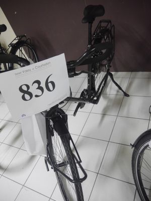 deux vélos exposés dans un magasin