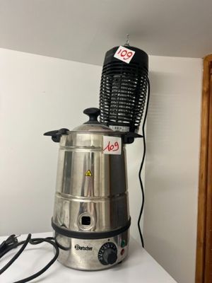 une cafetière posée sur un plan de travail blanc