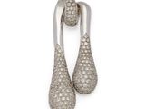une paire de boucles d'oreilles en or blanc et diamants